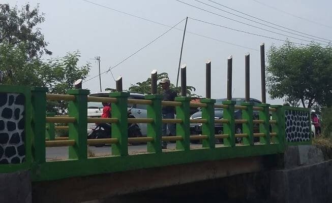 Jelang HUT RI, jembatan revolusi yang membentang di atas Kali Sepak kini dihiasi dengan aksesoris bambu runcing di bagian kanan dan kiri jembatan | Foto : Drahim Sada.