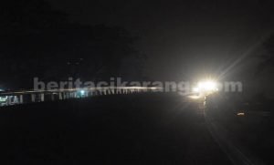Kondisi jembatan Tegal Danas yang berada di Desa Hegarmukti, Kecamatan Cikarang Pusat, kondisinya gelap lantaran tidak dilengkapi lampu penerangan jalan umum (PJU).