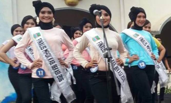 Aksi 'Jilbobs' yang ditampilkan finalis Mpok Kabupaten Bekasi di acara Unjuk Kabisa Abang Mpok Kabupaten Bekasi, Minggu (22/08) kemarin.
