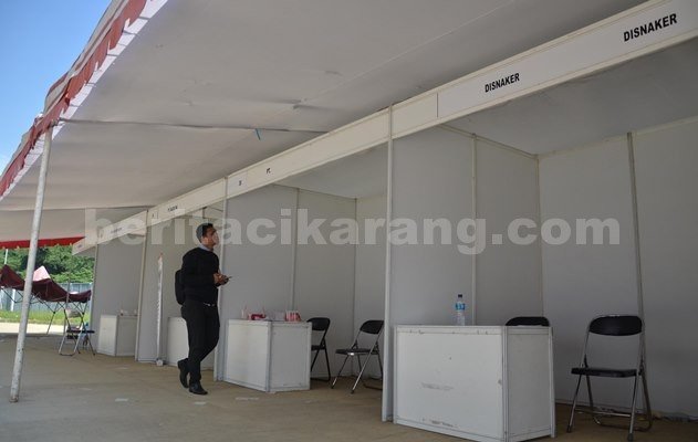 Kurangnya promosi serta pemindahan lokasi yang mendadak membuat bursa kerja yang digelar Pemerintah Kabupaten Bekasi di Stadion Wibawa Mukti, Rabu (18/05) minim peminat.