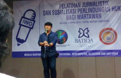 Ketua Umum IWO, Jodhi Yudhono saat memberikan sambutan di acara Pelatihan Jurnalistik dan Sosialisasi Perlindungan Hukum Bagi Wartawan, Selasa (17/04) pagi.