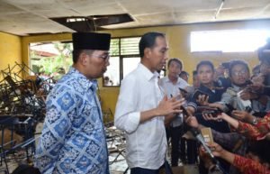 Presiden Joko Widodo dan Gubernur Jawa Barat, Ridwan Kamil usai meninjau sejumlah ruangan belajar di SMP Negeri 1 Muaragembong, Rabu (30/01).