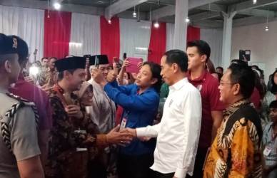 Didampingi Plt Bupati Bekasi, Eka Supria Atmaja, Presiden Joko Widodo saat menyalami warga usai acara Penyerahan Sertifikat Tanah Untuk Rakyat di Jababeka Convention Centre (JCC), Desa Mekarmukti. Kecamatan Cikarang Utara, Jum’at (25/01) sore.