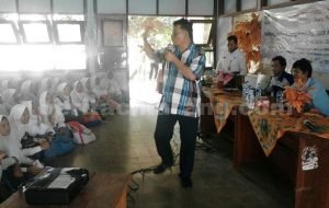Dewan Pembina LP3D, Jonly Nahampun saat memberikan materi tentang bahaya tawuran pelajar di SMKN 1 Cikarang Barat, Rabu (27/07).