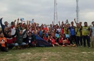 Anggota DPRD Kabupaten Bekasi, Nyuamarno foto bersama dengan Tim Kejo Wadang FC yang berhasil menyabet juara 1 Turnamen Mini Soccer ‘SISI GAWIR CIBEET’, Minggu (02/12).
