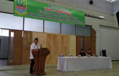 Kabag Kesra Kabupaten Bekasi, Iyan Priyatna saat memberikan sambutan di acara pembinaan bagi Imam, Marbot dan Amil Jenzah di Gedung Oso Sport Center Tambun Selatan, Rabu (28/11).