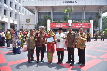 Bupati Bekasi, Eka Supria Atmaja didampingi Ibu Holilah Eka Supria Atmaja selaku pembina Forum Masyarakat Kabupaten Bekasi Sehat (FMKBS) usai menerima penghargaan kabupaten sehat tahun 2019 "Swasti Saba Padapa" dari Kementerian Kesehatan dan Kementerian Dalam Negeri pada Selasa (19/11) di Jakarta | Foto: Humas Pemkab Bekasi