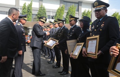 Menteri Hukum dan HAM RI Yasonna Laoly saat memberikan penghargaan kepada Kepala Lapas Cikarang, Kadek Anton Budiharta atas prestasi yang diraihnya dalam Lomba Dapur Bersih dan Penyajian Makanan Layak Bagi Tahanan, Jum'at (27/04) pagi.