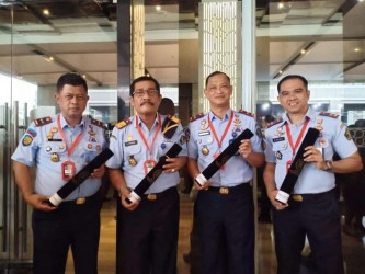 Kepala Lapas Kelas II Cikarang, Kadek Anton Budiharta (kanan) foto bersama Kepala Rutan Kelas I Bandung, Heri Kusrita; Kepala LPN Kelas II Cirebon, Jalu Yuswa Panjang, dan Kepala Kantor Imigrasi Kelas II Non TPI Karawang foto bersamai usai menerima penghargaan Instansi peraih WBK di lingkungan Kantor Wilayah Kementerian Hukum dan HAM Jawa Barat dari Menteri PANRB, Selasa (10/12) kemarin.