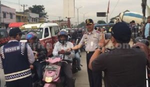 Kepala Dinas Perhubungan (Dishub) Kabupaten Bekasi, M. Suhup saat membagikan takjil kepala pengguna jalan di pertigaan Lemah Abang, Senin (13/06) sore.