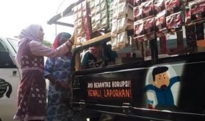 Kepala Kejari Kabupaten Bekasi, Raden Rara Mahayu Dian Sundhari saat mengecek kesiapan salah satu Duta Pencegahan Korupsi di sela-sela acara Gerobak Bebas Korupsi di pelataran parkir Kantor Kejari Kabupaten Bekasi, Jum’at (13/12).