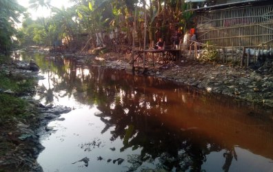 Air di Kali Cikarang yang ditemukan berubah warna menjadi merah tepatnya di Kp. Rawa Keladi, Desa Sukaindah, Kecamatan Sukakarya pada Selasa (25/06) pagi.