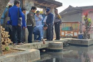 Komisi III DPRD Kabupaten Bekasi saat meninjau kondisi aliran Kali Cilemahabang di Kp. Cabang, Desa Sukaraya, Kecamatan Karang Bahagia beberapa waktu lalu.