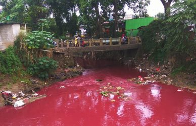 Foto yang diposting Ahmad Juhaeri di akun facebooknya, Kamis (21/06/2018) . Di dalam foto tersebut nampak jelas aliran air di Kali Sadang yang berada tepat di bawah jembatan Pasar Rengas Perumahan Vila Muatiara Cibitung berubah warna menjadi merah darah dan sempat viral di medsos.