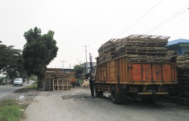 Tumpukan palet milik salah satu perusahaan tranporter limbah B3 di Jalan Inspeksi Kalimalang, Desa Jayamukti, Kecamatan Cikarang Pusat.