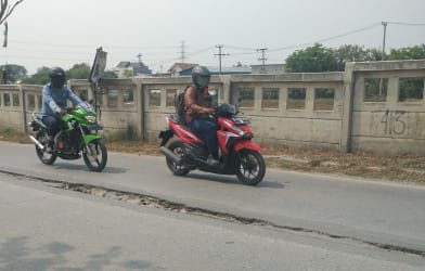 Deretan bank bekas yang dipasang warga di ruas Jl. Inspeksi Kalimalang yang amblas atau tinggi sebelah sebelah dengan kedalaman kurang lebih 10 cm di Desa Cibatu, Kecamatan Cikarang Selatan.