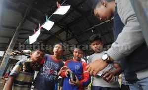 Peserta pelatiha kamera lubang jarum di Taman Baca Silih Asah Cibarusah saat melihat hasil foto, Minggu (29/05).