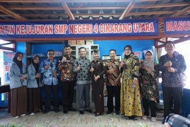Peresmian Kantin Kejujuran di SMP Negeri 4 Cikarang Utara, Kamis (12/12) | Foto: Humas Pemkab Bekasi