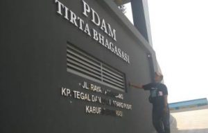 Kantor pusat Perumda Tirta Bhagasasi di Jl. Raya Inspeksi Kalimalang, Kp. Tegal Danas, Desa Hegarmukti Kecamatan Cikarang Pusat.