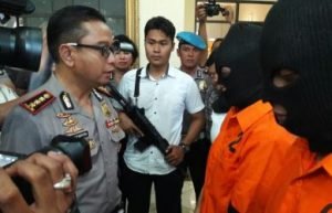 Kapolres Metro Bekasi, Kombes Pol Asep Adi Saputra saat mengintrogasi para tersangka di Lobby Mapolrestro Bekasi, Kamis (03/08).