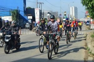 Kapolresta Bekasi, Kombespol M. Awal Chairuddin saat melakukan gowes sepeda samtai bersama jajaran anggota Polresta Bekasi, Sabtu (16/04) pagi.