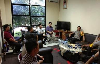 Kapolres Metro Bekasi, Kombes Pol Candra Sukma Kumara saat berdialog santai dengan Komisoner KPU di Kantor KPU Kabupaten Bekasi, Selasa (03/07).