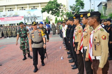 Kapolres Metro Bekasi, Kombes Candra Sukma Kumara saat mengecek kesiapan personil gabungan dalam Apel Gelar Pasukan yang dipusatkan di lapangan Promoter Polres Metro Bekasi, Jum'at (20/12) pagi.