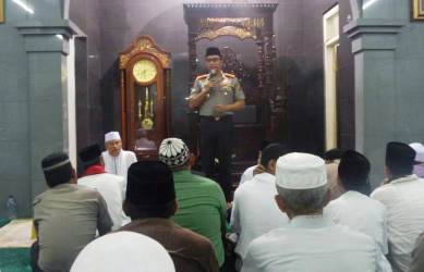 Kapolres Metro Bekasi, Kombespol Asep Adi Saputra saat memberikan tausiah di Masjid Al Muttaqien, Minggu (11/06) malam.