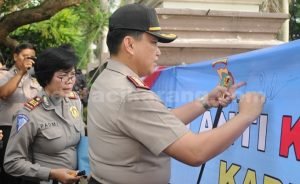 Kapolresta Bekasi, Kombespol M. Awal Chairuddin saat menandatangani spanduk deklarasi anti kejahatan di jalan, Sabtu (19/03) di halaman Mapolresta Bekasi.