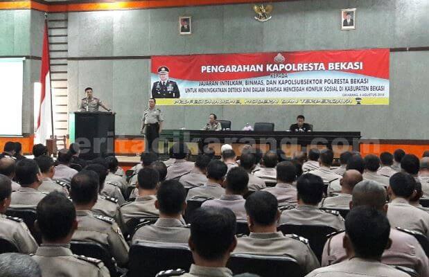 Kapolresta Bekasi, Kombespol M. Awal Chairuddin SIK saat memberikan pengarahan kepada selauruh jajaran anggota kepolisian, khususnya jajaran jajaran Intelkam, anggota Binmas dan Kapolsubsektor untuk meningkatkan deteksi dini dalam rangka mencegah konflik sosial di Kabupaten Bekasi, Kamis (04/08) di Aula KH. Noer Ali, Komplek Perkantoran Pemkab Bekasi.