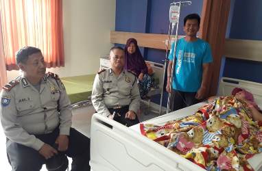 Kapolsek Cibarusah AKP Sukarman & Kanit Binmas Ipda Jamil S serta Bhabinkamtibmas Desa Cibarusah Jaya, Bripka Kamaludin saat menjenguk Ibu Nia (40) warga Cibarusah yang menjadi korban tsunami di Pantai Tanjung Lesung, Kecamatan Panimbang Kabupaten Pandeglang, Provinsi Banten, Senin (24/12) pagi.