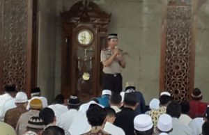 Kapolsek Cikarang, Kompol Bambang Wahyudi saat menyampaikan pesan-pesan kamtibmas kepada para tokoh agaman dan jamaah yang hadir di Masjid Al Amin Jl. Raya Industri, Desa Pasir Gombong Kecamatan Cikarang Utara, Jum'at (20/04).