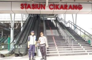 Kapolsek Cikarang, Kompol Sudjono saat menyambangi petugas security di Stasiun Cikarang, Rabu (01/08).