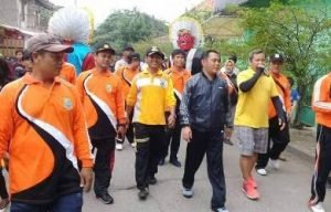Plt Bupati Bekasi beserta rombongan saat berjalan di acara Car Free Day untuk menyapa warga yang memadati Jl. Setia Budi, Desa Karang Asih Kecamatan Cikarang Utara, Minggu (09/12) pagi.