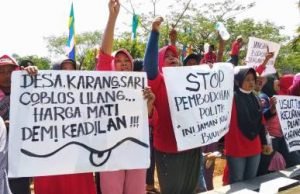 Ratusan pendukung Enin Muzakar, calon kepala Desa nomor urut satu di Desa Karang Sari Kecamatan Cikarang Timur saat melakukan aksi unjuk rasa di kantor Pemerintah Kabupaten Bekasi, Senin (03/09).