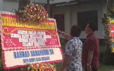 Karangan bunga yang dikirimkan Rahmad Damanhuri menjadi perhatian warga hingga staf dan anggota DPRD yang melintas, Kamis (13/06) siang.