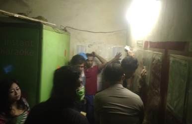 Para pengunjung Karaoke Box Tumaritis saat digeledah oleh petugas kepolisian dalam rangka Operasi Cipta Kondisi, Kamis (24/05) malam.