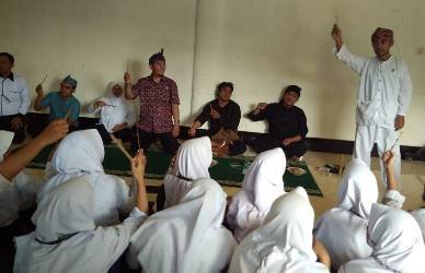 Pupuhu Karinding Tarumanagara, Ki Sura saat menjelaskan tentang Karinding kepada siswa dan siswi SMK Pariwisata Cikarang Selatan, Rabu (19/07).