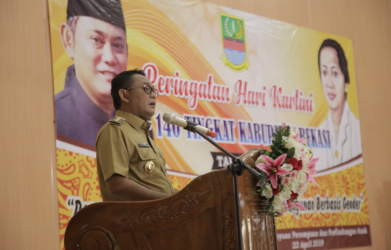 Plt Bupati Bekasi, Eka Supria Atmaja saat memimpin puncak peringatan Hari Kartini yang ke-140 tahun, di Gedung Wibawa Mukti, Komplek Perkantoran Pemkab Bekasi, Senin (22/04) | Foto: Humas Pemkab Bekasi