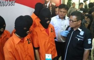 Kasat Narkoba Polres Metro Bekasi, AKBP Arlon Sijintak saat mengintrogasi para tersangka dalam gelar perkara yang dilakukan di Mapolres Metro Bekasi, Senin (30/04) siang.