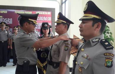 Upacara serah terima jabatan (Sertijab) Kepala Satuan (Kasat) Res Narkoba di lobby Polres Metro Bekasi, Rabu (14/06) sore sekitar pukul 16.00 WIB.