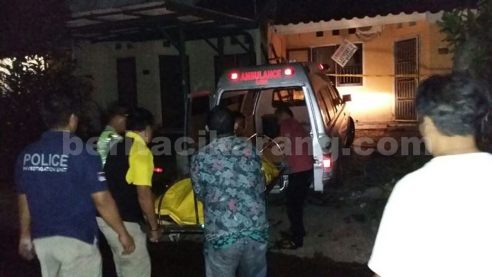 Anggota kepolisian saat membawa korban Mr X ke RS. Polri Kramat Jati, Sabtu (07/05) dinihari.