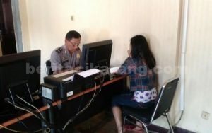 Yulika Rikawati (21) saat melaporkan kasus KDRT yang dilakukan oleh suaminya ke Mapolsek Tambun, Senin (25/07).