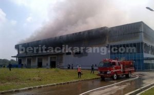 PT. Toyoriko yang berada di Jl. Aru Blok K2 Kawasan Industri MM2100, Desa Sukasejati, Kecamatan Cikarang Selatan, Sabtu (20/08) pagi terbakar.
