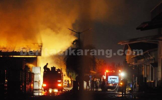Petugas Damkar saat berusaha memadamkan api di gedung PT. PT. Dunia Kimia Jaya (DKJ), Senin (08/08) malam.