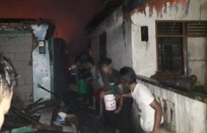 Warga saat membantu memadamkan api yang menghanguskan delapan rumah di Kp. Buni Asih RT 003/006 Desa Cikarang Kota Kecamatan Cikarang Utara, Selasa (16/10) dinihari.