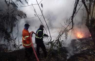Petugas pemadam kebakaran saat memadamkan api yang membakar ilalang dan tumpukan sampah di Tarumajaya, 21 Juli 2018 lalu.
