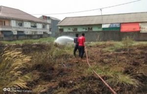 Petugas pemadam kebakaran saat mendinginkan api yang membakar ilalang di lahan dekat pemukiman warga di Kp. Selang Nangka RT 03/30 Keluarahan Wanasari Kecamatan Cibitung, Rabu (18/07) siang.