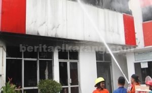 Petugas pemadam kebakaran saat mendinginkan PT. Lea Tat Chemindo, yang berada di Blok HH-16, Kawasan Jababeka II yang terbakar, Jum'at (02/09) pagi.