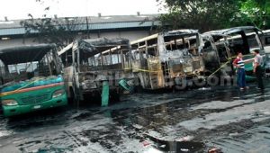 Akibat peristiwa kebakaran tersebut, 4 mobil bus Mayasari Bhakti hangus di lalap si jago merah.